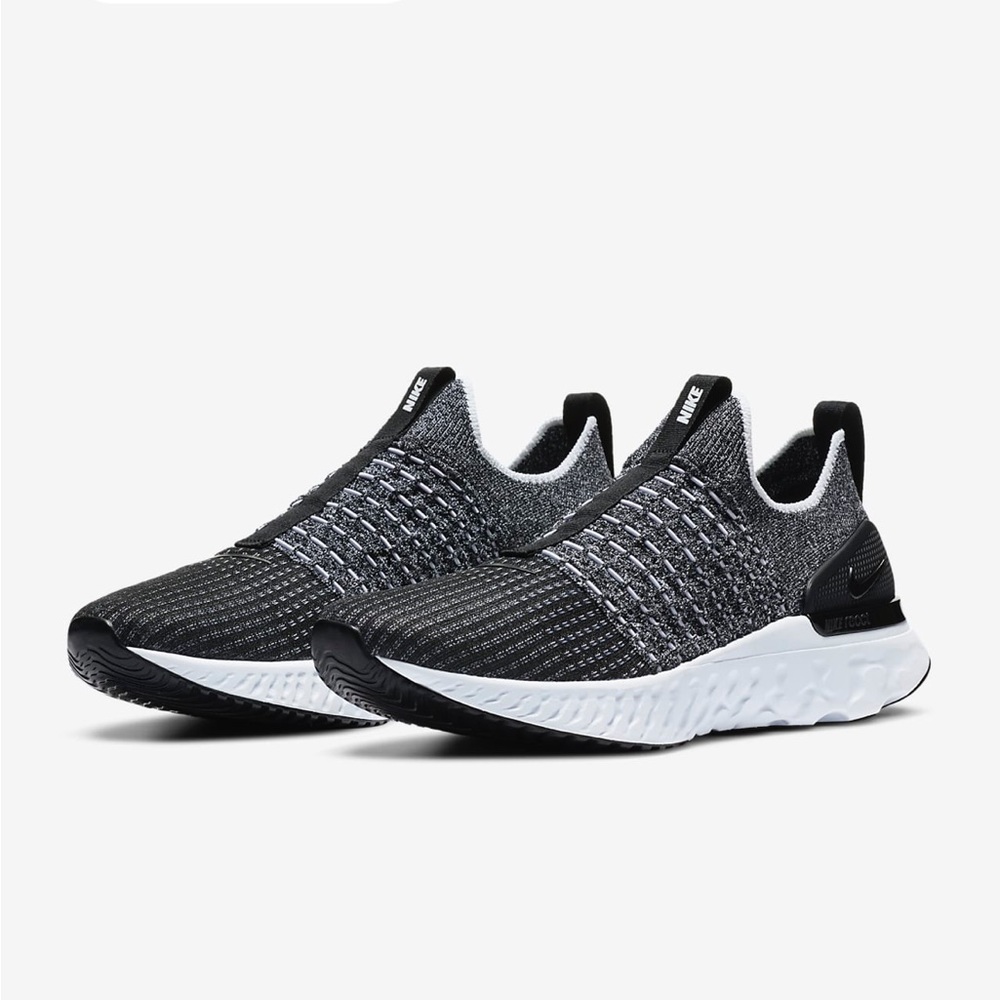Women’s React Phantom Run Flyknit 2 'black and white Nike
